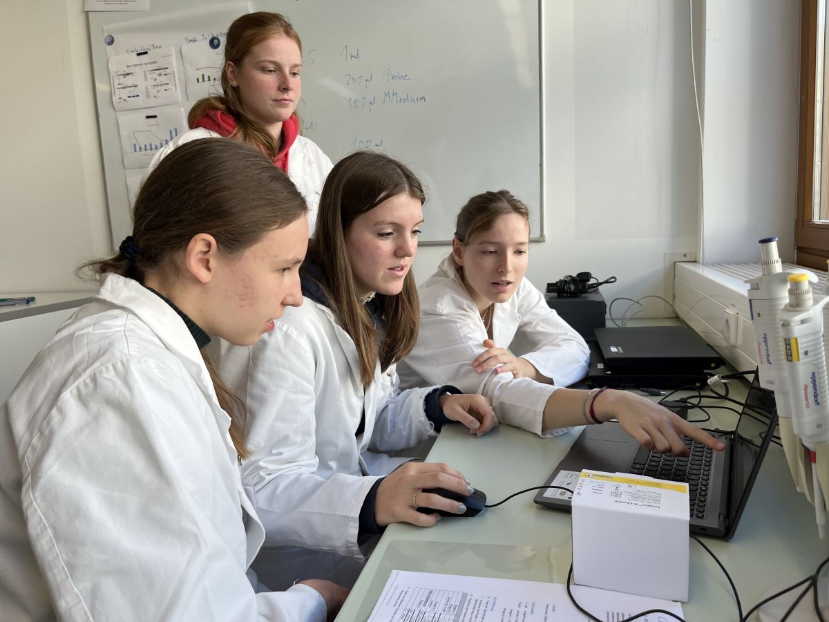 Schülerinnen bei der Auswertung ihres Experiments. Foto: Campus Berlin-Buch GmbH